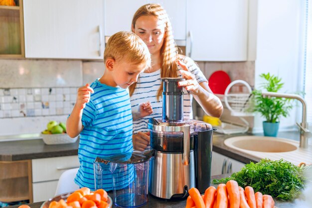 Madre e figlio che fanno succo fresco in cucina