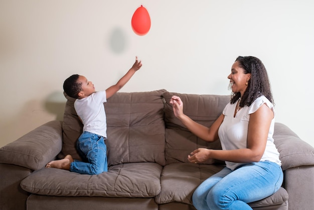 Madre e figlio che giocano a pallone il giorno della mamma