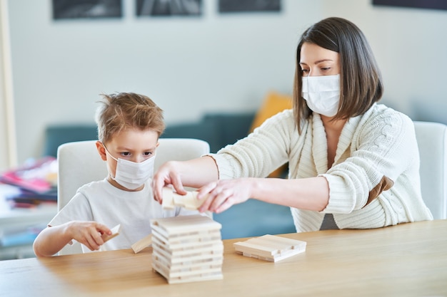 madre e figlio che giocano insieme in isolamento domestico durante la pandemia di coronavirus