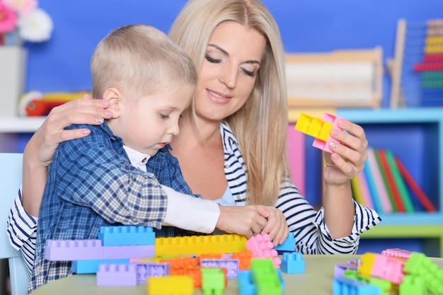 Madre e figlio che giocano insieme