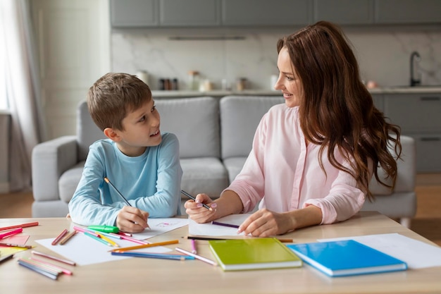 Madre e figlio che parlano e disegnano insieme