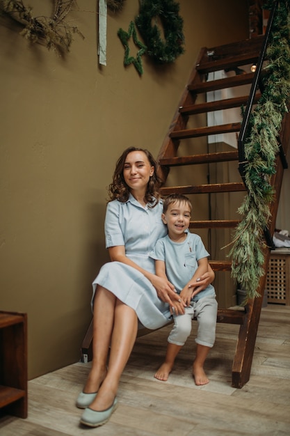 Madre e figlio che si divertono e si rilassano a casa. Concetto di natale.