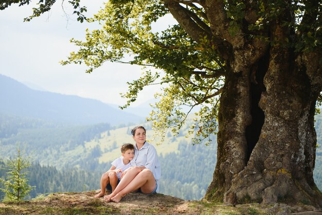 Madre e figlio che si rilassano nella natura