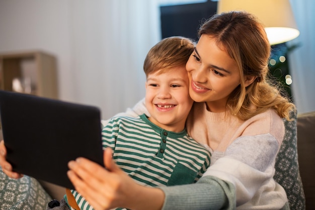 madre e figlio che usano un tablet a casa