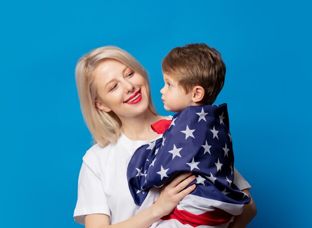 Madre e figlio con bandiera USA su spazio blu
