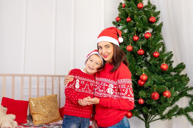 Madre e figlio decorano l'albero di Natale