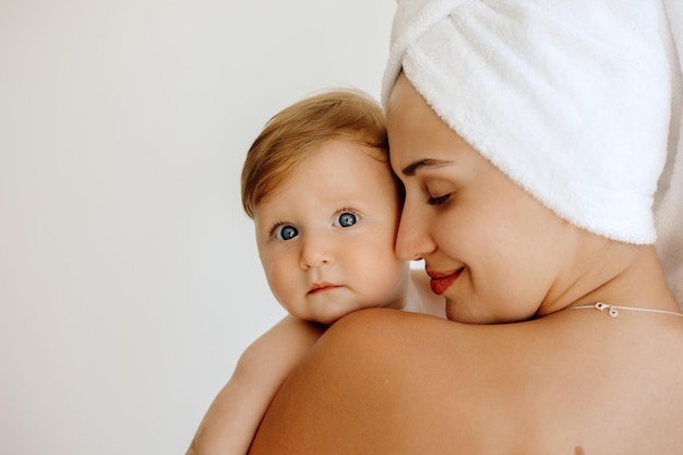 Madre e figlio dopo la doccia