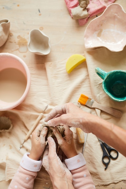 Madre e figlio facendo arte