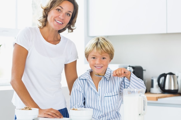 Madre e figlio facendo colazione