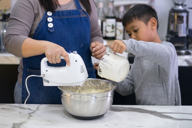 Madre e figlio facendo una torta