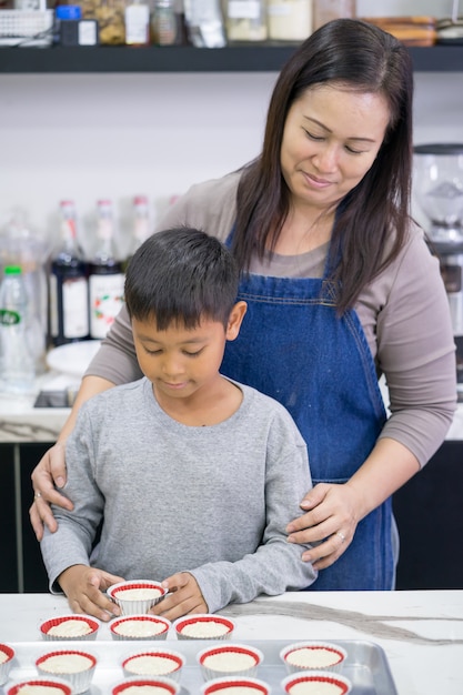 Madre e figlio facendo una torta