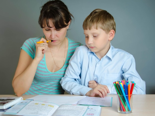 Madre e figlio fanno i compiti insieme