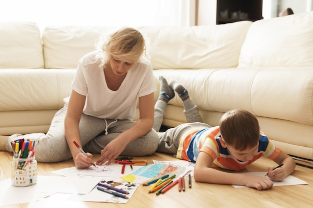 Madre e figlio felici si stanno riunendo a casa