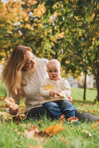 Madre e figlio, godendo la giornata autunnale nel parco.