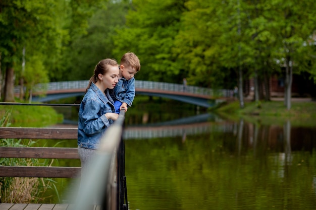 Madre e figlio guardando un lago