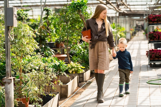 Madre e figlio hanno comprato una pianta