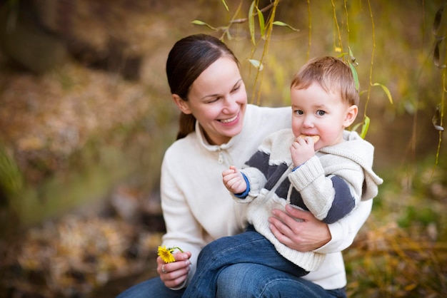 Madre e figlio in campo all'aperto