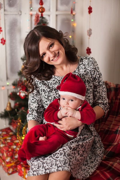 Madre e figlio in costume di Babbo Natale