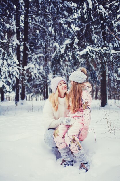 Madre e figlio in giornata invernale