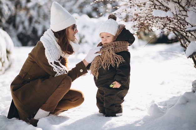 Madre e figlio in inverno