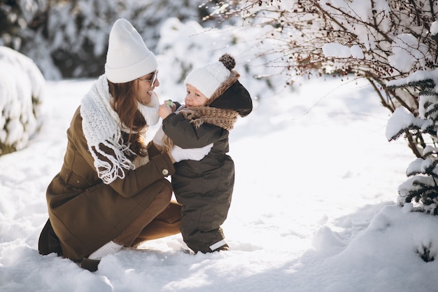 Madre e figlio in inverno