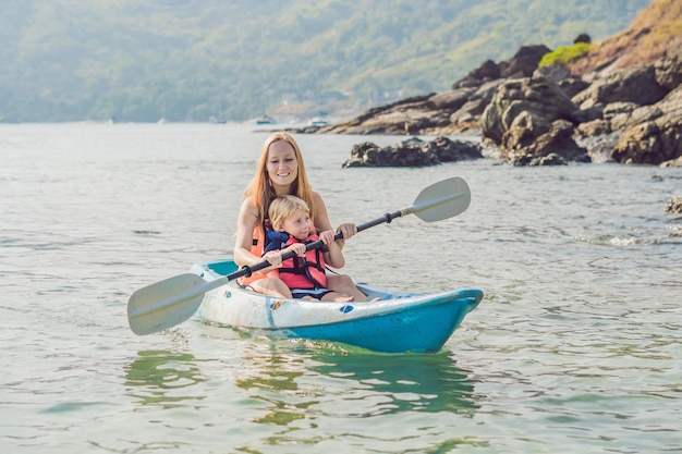 Madre e figlio in kayak nell'oceano tropicale