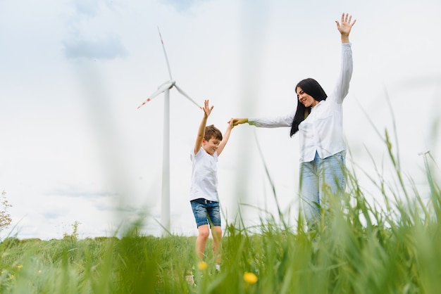 Madre e figlio in natura. Turbine eoliche in background.