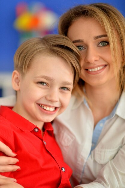 Madre e figlio in posa a casa