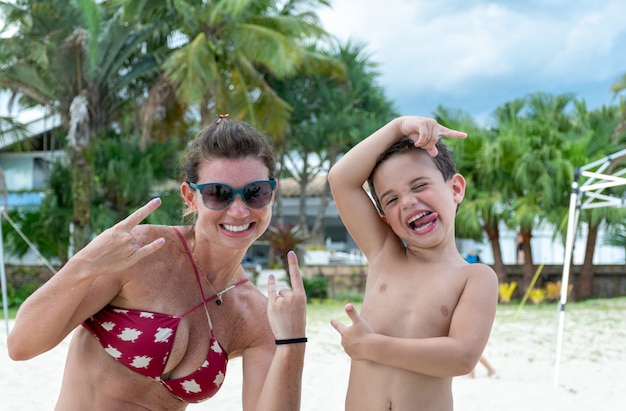 Madre e figlio in posa su una spiaggia