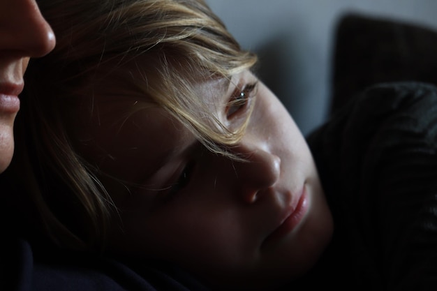 Madre e figlio in primo piano a casa