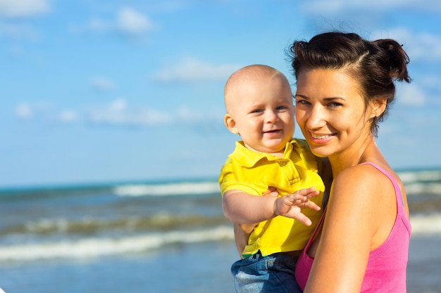 Madre e figlio in spiaggia