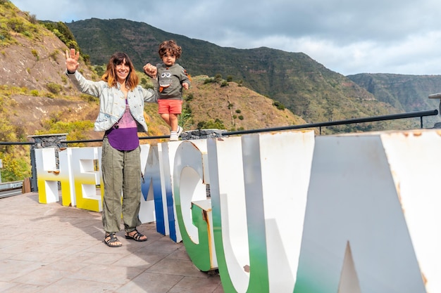 Madre e figlio in visita in vacanza al punto di vista nel villaggio di Hermigua nel nord delle Isole Canarie di La Gomera