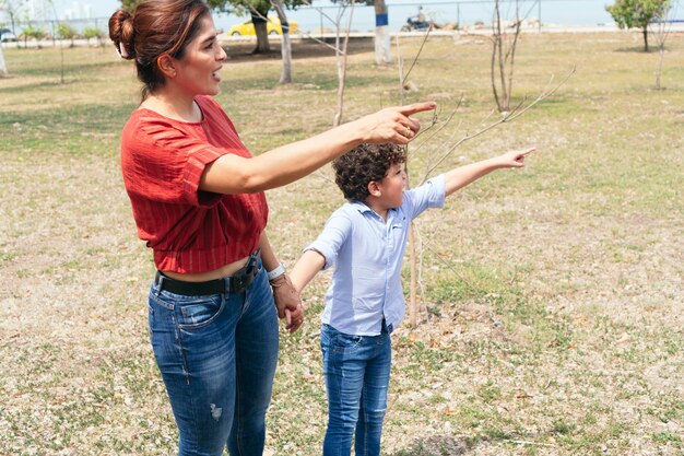 Madre e figlio ispanici nel parco soleggiato all'aperto