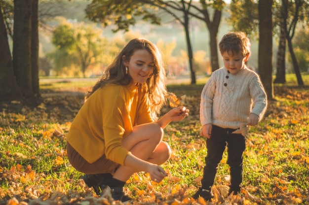 Madre e figlio nel parco d'autunno