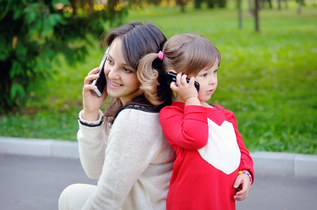 Madre e figlio, parlando al telefono