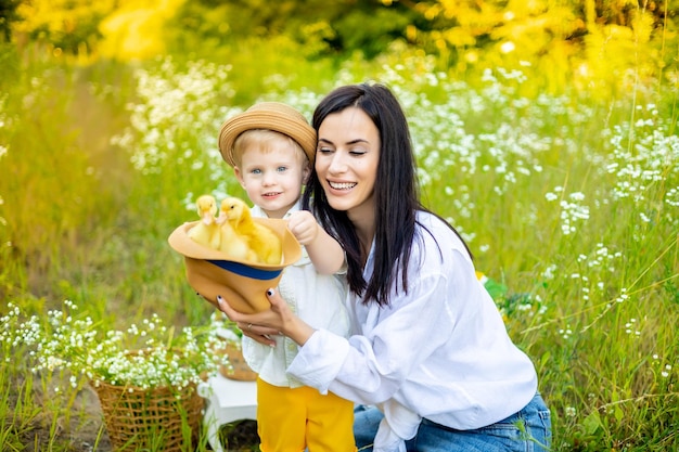 Madre e figlio si divertono nel parco in estate Concetto di famiglia felice La bellezza della natura una scena con una famiglia all'aria aperta uno stile di vita Una famiglia felice si rilassa insieme nella natura