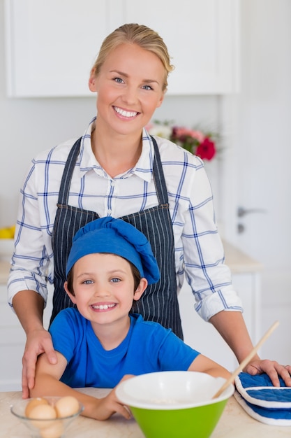 Madre e figlio sorridenti che stanno nella cucina