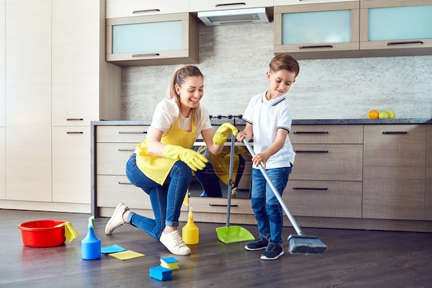 Madre e figlio stanno pulendo l'appartamento