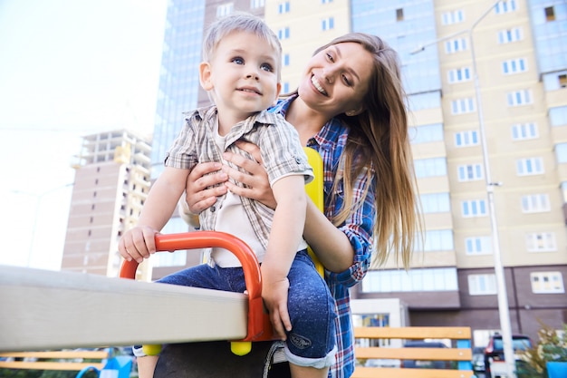 Madre e figlio sul parco giochi