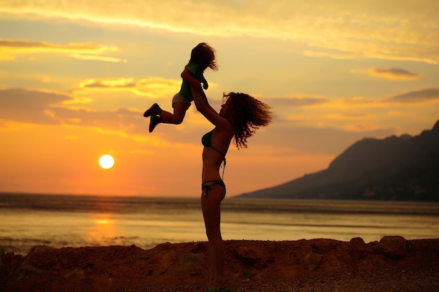 Madre e figlio sulla spiaggia