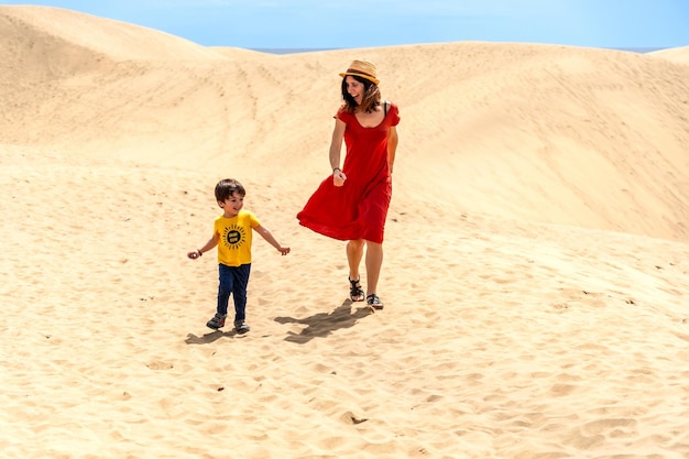 Madre e figlio turisti in vacanza molto felici nelle dune di Maspalomas Gran Canaria Isole Canarie