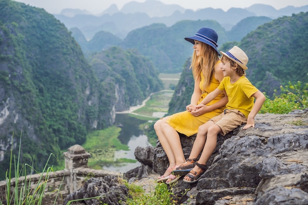 Madre e figlio turisti sul lago tam coc e pagoda di appendere mua tempio ninh binh viet nam è