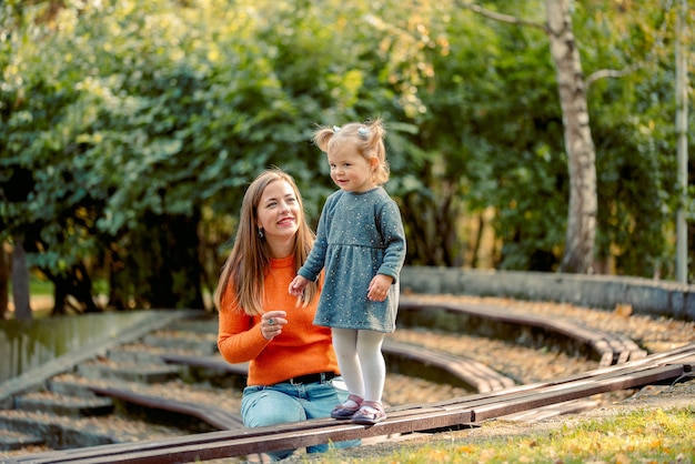 Madre e la sua bambina nella sosta di autunno