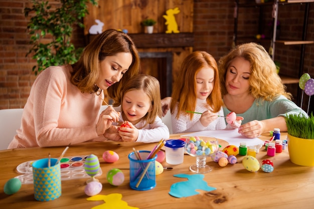 madre e nonna con bambini che dipingono