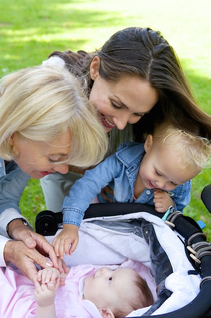 Madre e nonna sorridendo al bambino