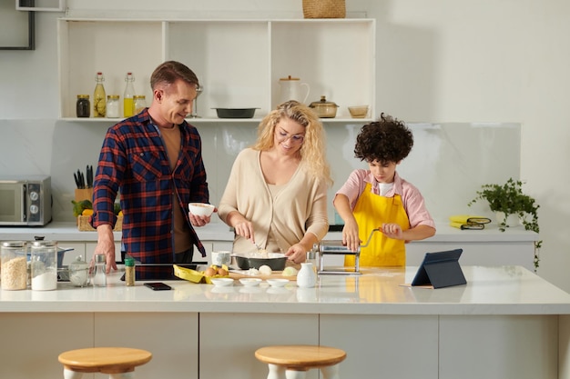 Madre e padre che fanno l'impasto