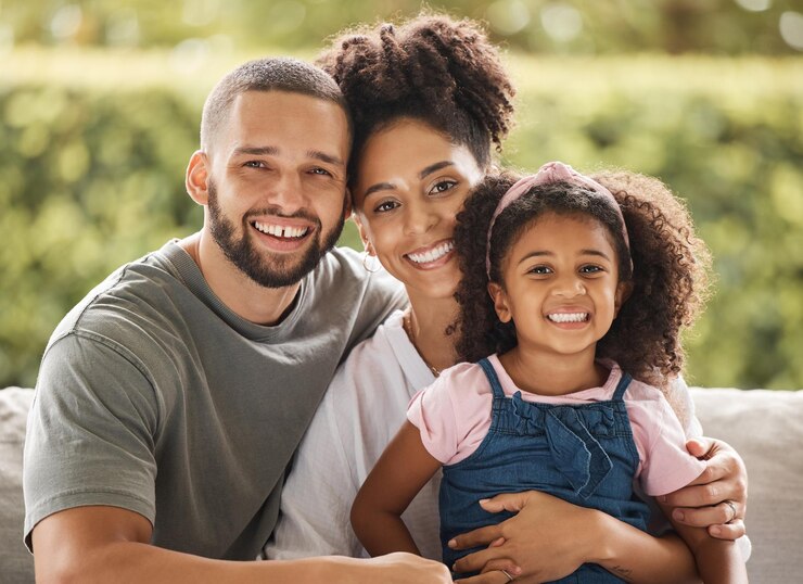Foto madre e padre di famiglia felici con il loro bambino adorano stare a casa per legare del tempo di qualità e rilassarsi insieme sorridi mamma e papà si divertono ad abbracciare e connettersi con la loro ragazza durante il fine settimana