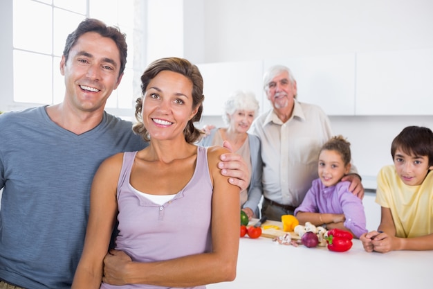 Madre e padre in piedi al bancone della cucina