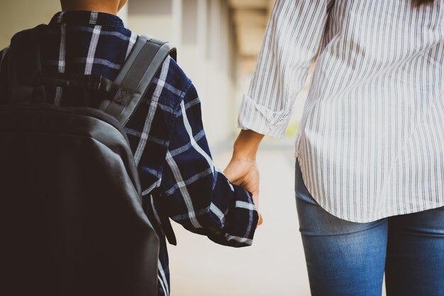 madre e piccolo ragazzo straniero