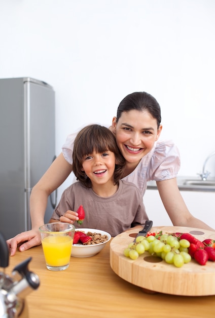 Madre e suo figlio facendo colazione